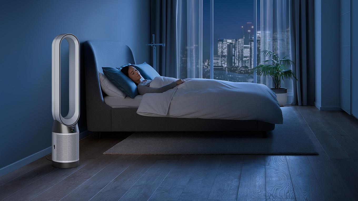 Máy lọc không khí Dyson đang lọc khí cho phòng ngủ
