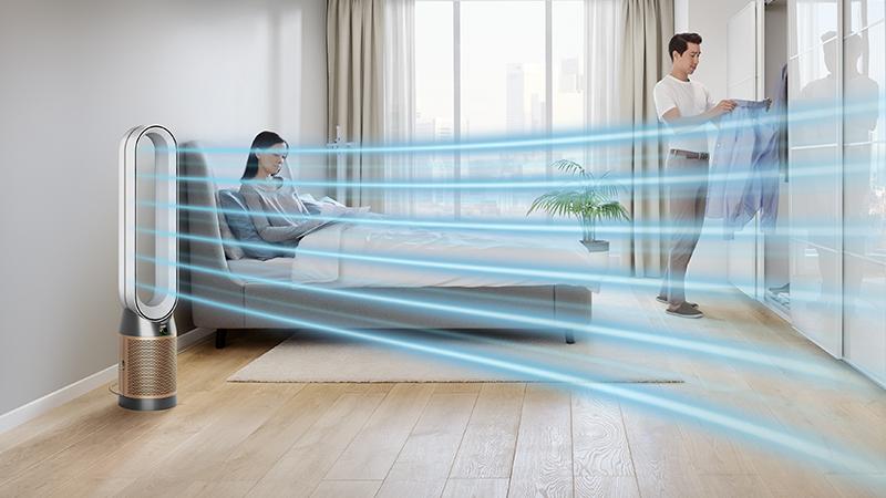 Máy lọc không khí tự hoạt động trong khi một người thưởng thức đồ uống.